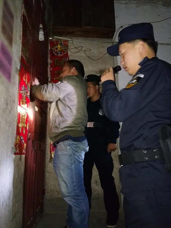 亳州粗心妈妈误将幼女锁家中 民警全城寻开锁师傅开门